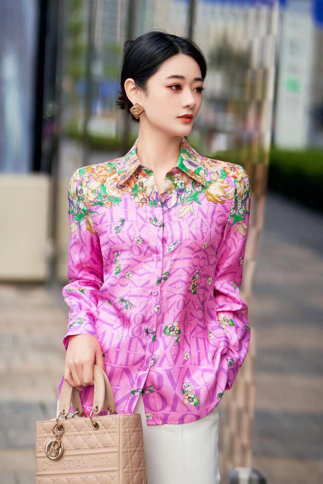 霓裳羽衣 2025早春新款 紫色字母碎花印花 真丝斜纹绸长袖衬衫女