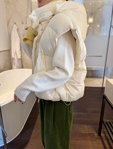 智研 韩国23年冬季我爱的奶油色廓形白鸭绒蓬松可脱卸帽羽绒马甲