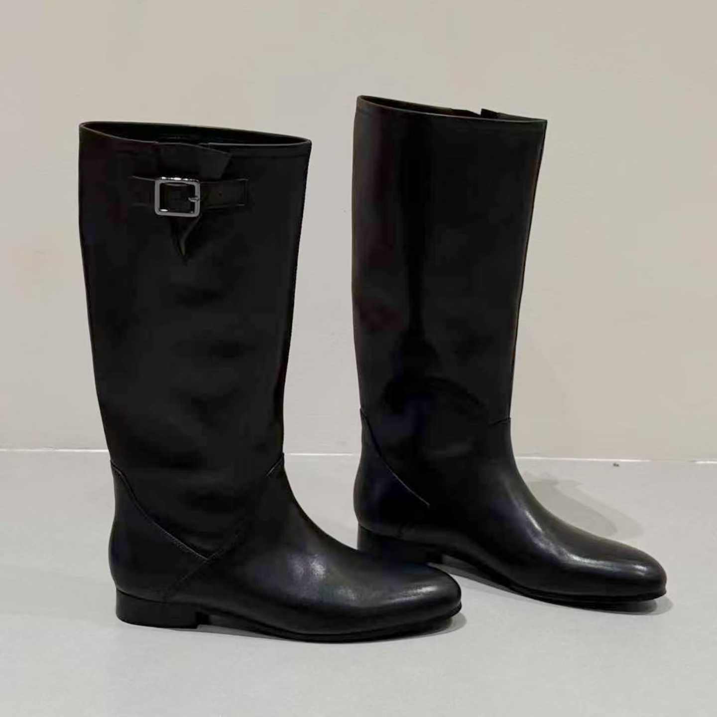 牛皮圆头皮带扣套筒平底中筒靴