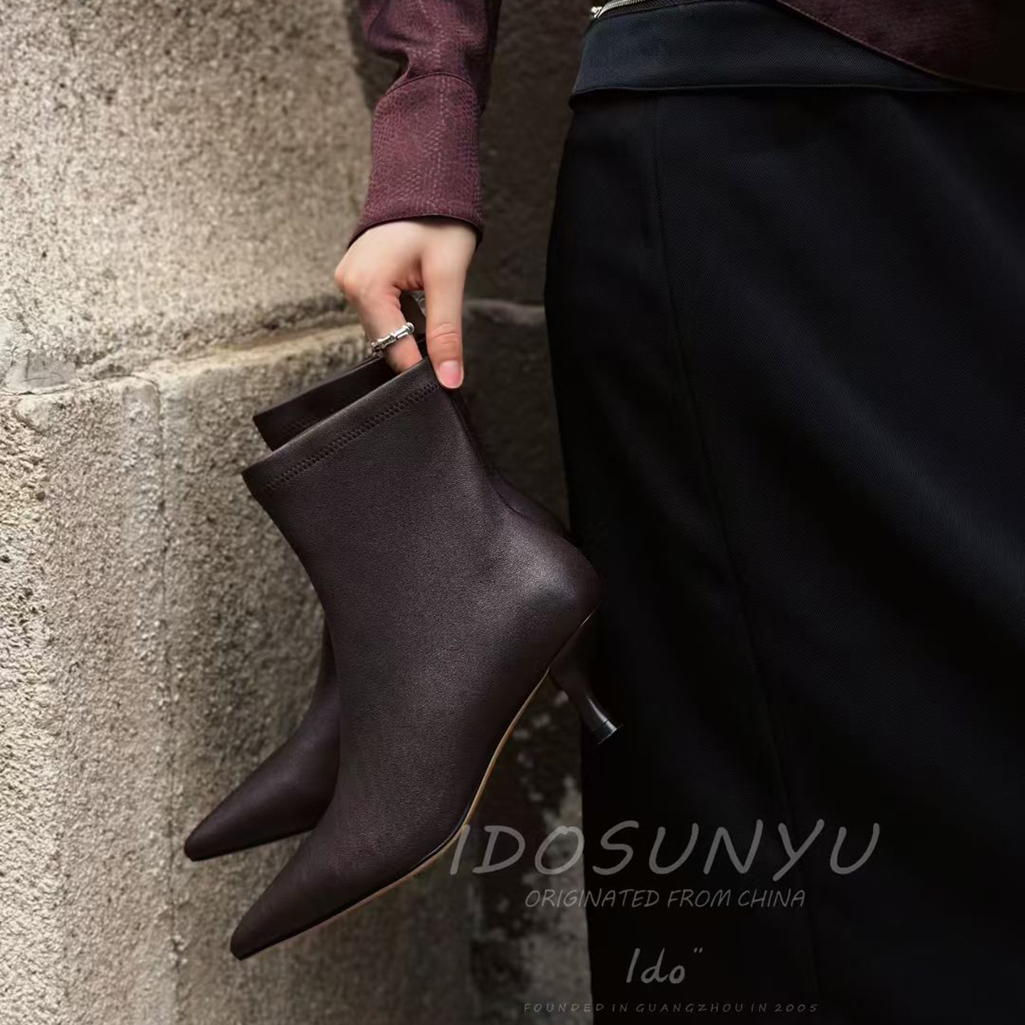 弹力羊皮尖头套筒粗跟时装短靴