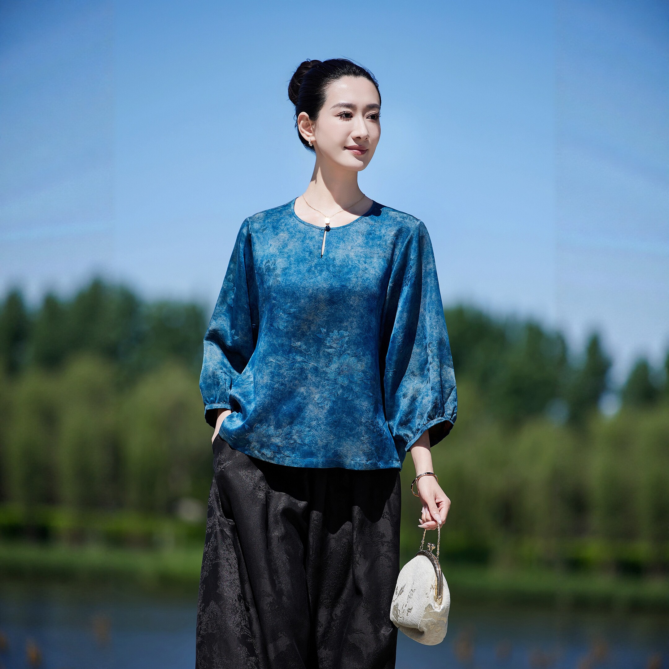 【蓝烟】100%桑蚕丝真丝香云纱提花缎 显白 圆领 中袖上衣*059款