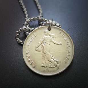 包邮自由行走的散花女神法国钱币钛钢项链吊坠圆牌文艺复古首饰品