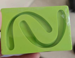 平均值蜡堤硅胶灌注模型更符合无牙颌牙齿排列生理凸度做全口义齿