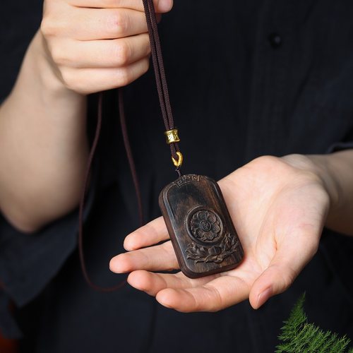 沉香木雕刻手把件六字箴言莲花牌项链吊坠车挂件本命年平安无事牌