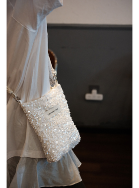 白色亮片时尚女生可调节手机包小众包包上班小挎包巨好看通勤外出