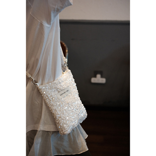 白色亮片时尚女生可调节手机包小众包包上班小挎包巨好看通勤外出