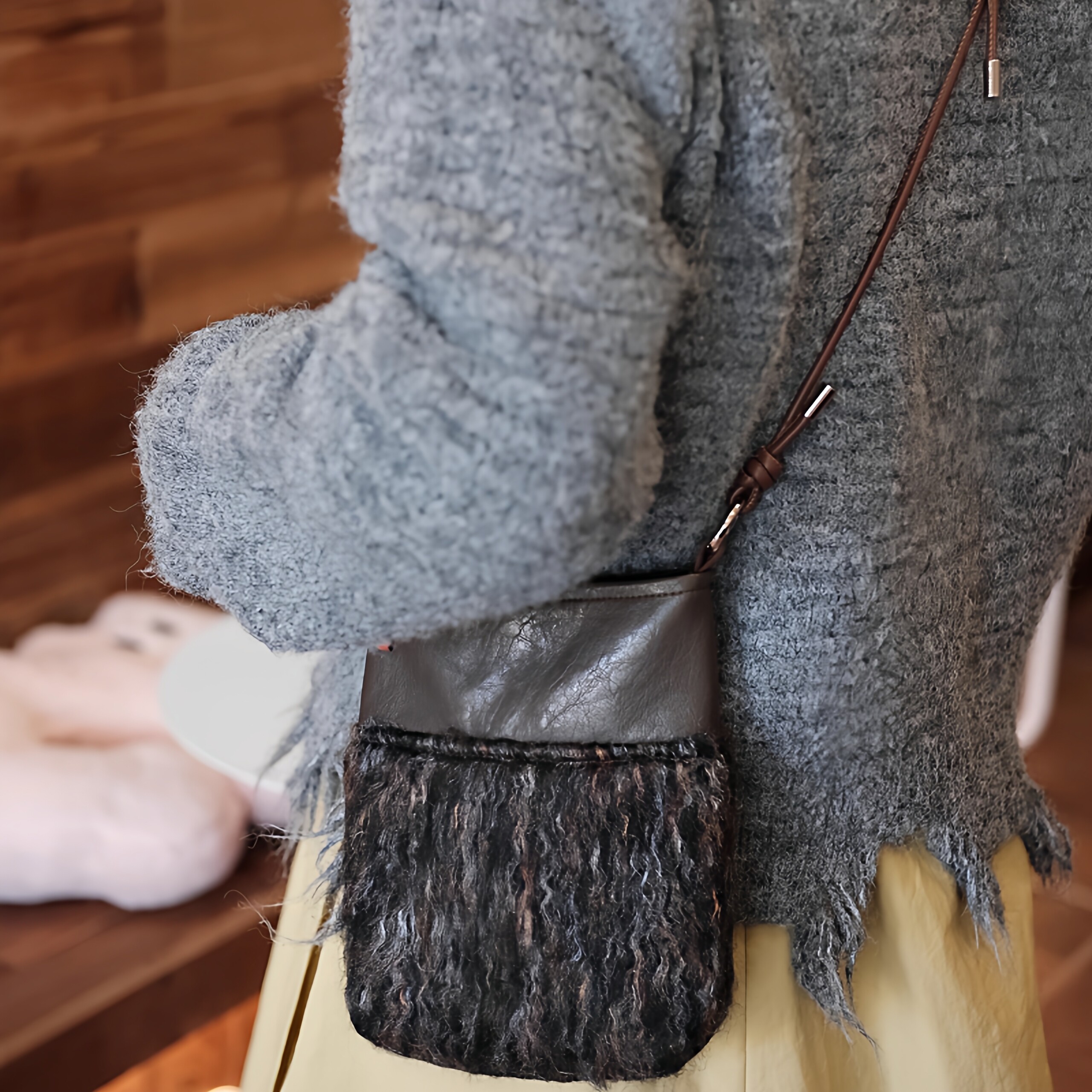 小众棕色毛毛秋冬女生手机包包上班斜挎杂物小挎包通勤巨好看外出