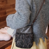 小众棕色毛毛秋冬女生手机包包上班斜挎杂物小挎包通勤巨好看外出