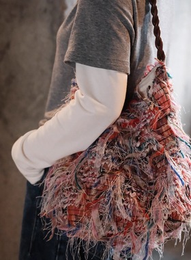 小众红色包包毛毛小众单肩包帆布hobo水桶包大容量斜挎通勤新款