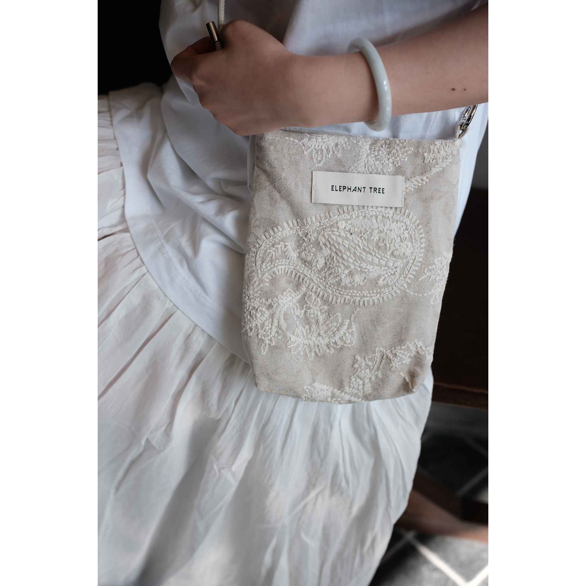 气质重工棉麻刺绣时尚百搭女生可调节肩带手机包大容量小众包包