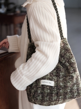 小众绿棕格纹毛毛hobo水桶包女生百搭单肩包帆布大容量包包通勤