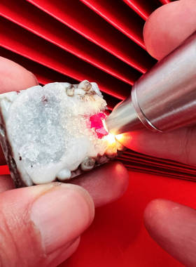 天然辰砂万山朱砂玄晶单晶体水晶镞聚宝盆矿标摆件男女吊坠无事牌