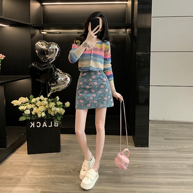 时尚休闲套装女春秋2026新款宽松减龄彩虹条纹针织衫碎花牛仔裙子