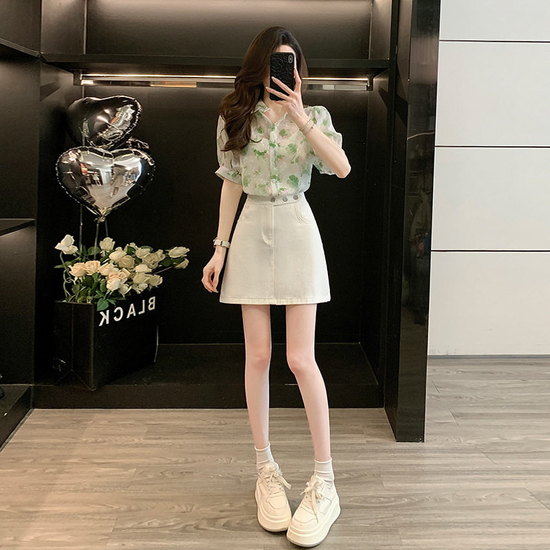 2026初夏新款时髦女碎花衬衫可爱甜美风设计显瘦高腰纽扣牛仔裙子