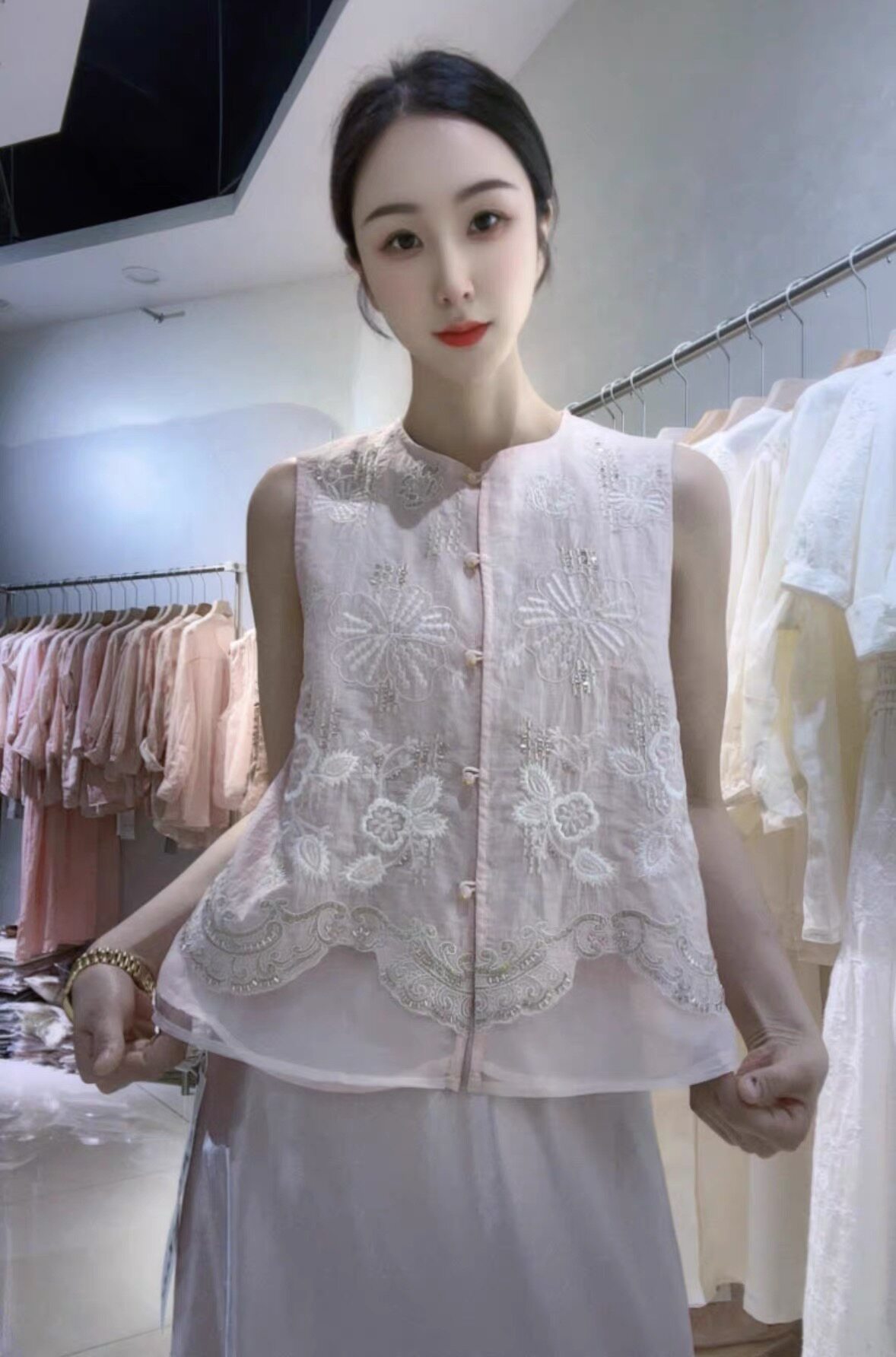 2026新中式重工刺绣钉珠时尚坎肩马甲女粉色无袖背心减龄国风马甲