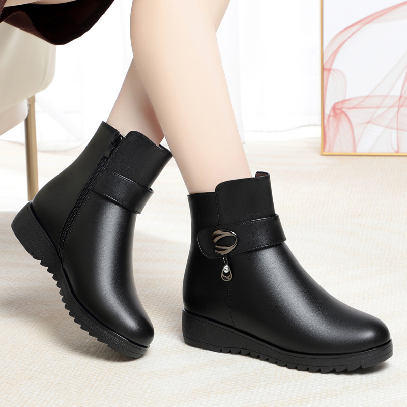 中跟女士冬季新款女短靴粗跟防滑底金属装饰妈妈棉鞋时尚女鞋舒适