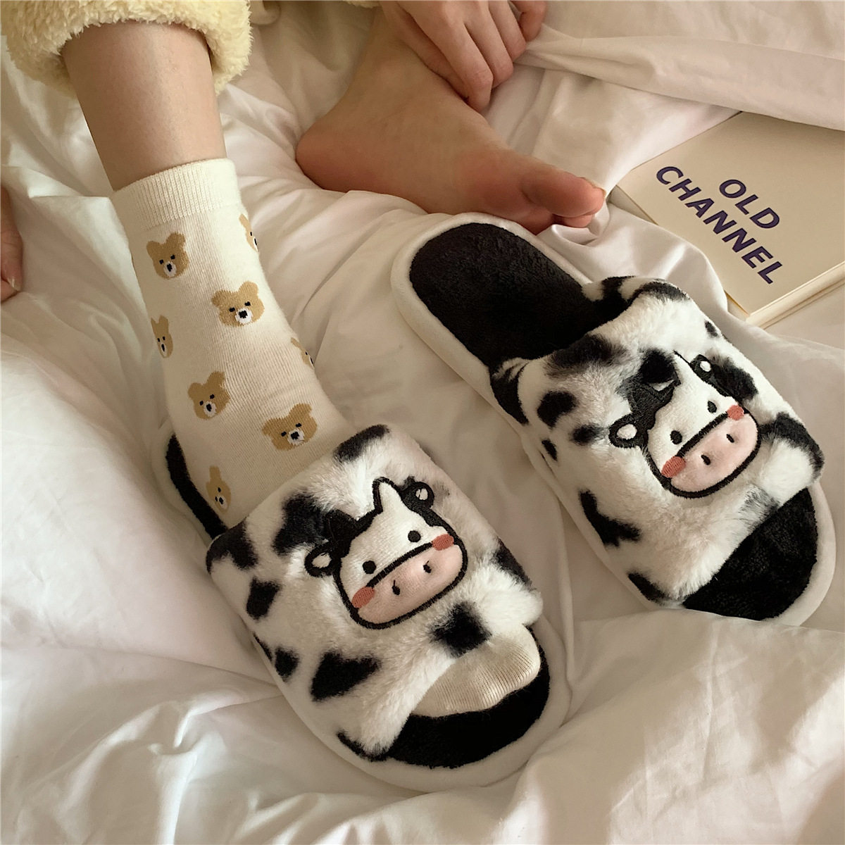 韩版新款卡通奶牛毛绒绒拖鞋女秋冬学生可爱居家用防滑一字棉拖鞋
