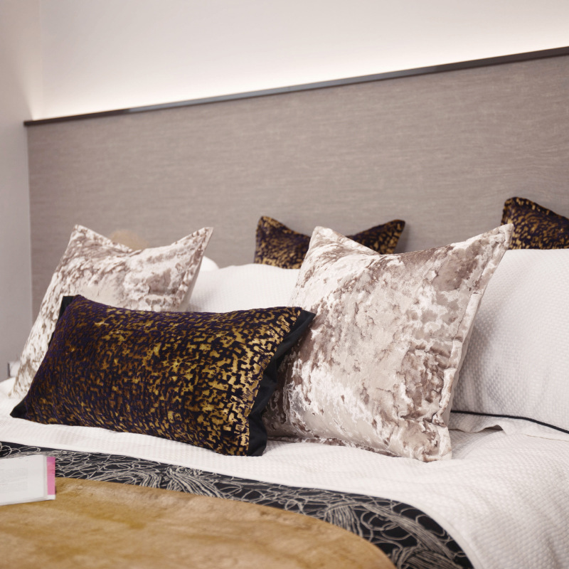 轻奢样板房客厅沙发抱枕靠垫高级黑金进口割绒卧室床上多件套批发