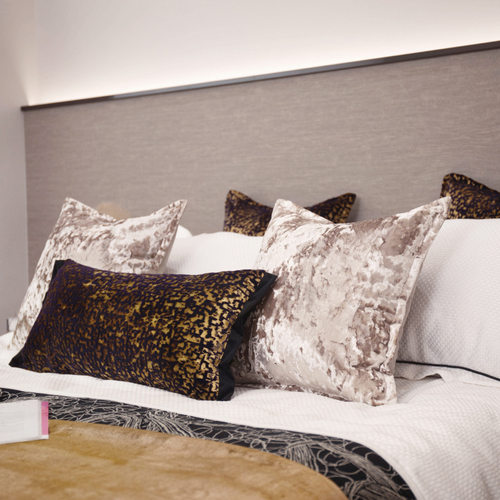 轻奢样板房客厅沙发抱枕靠垫高级黑金进口割绒卧室床上多件套批发