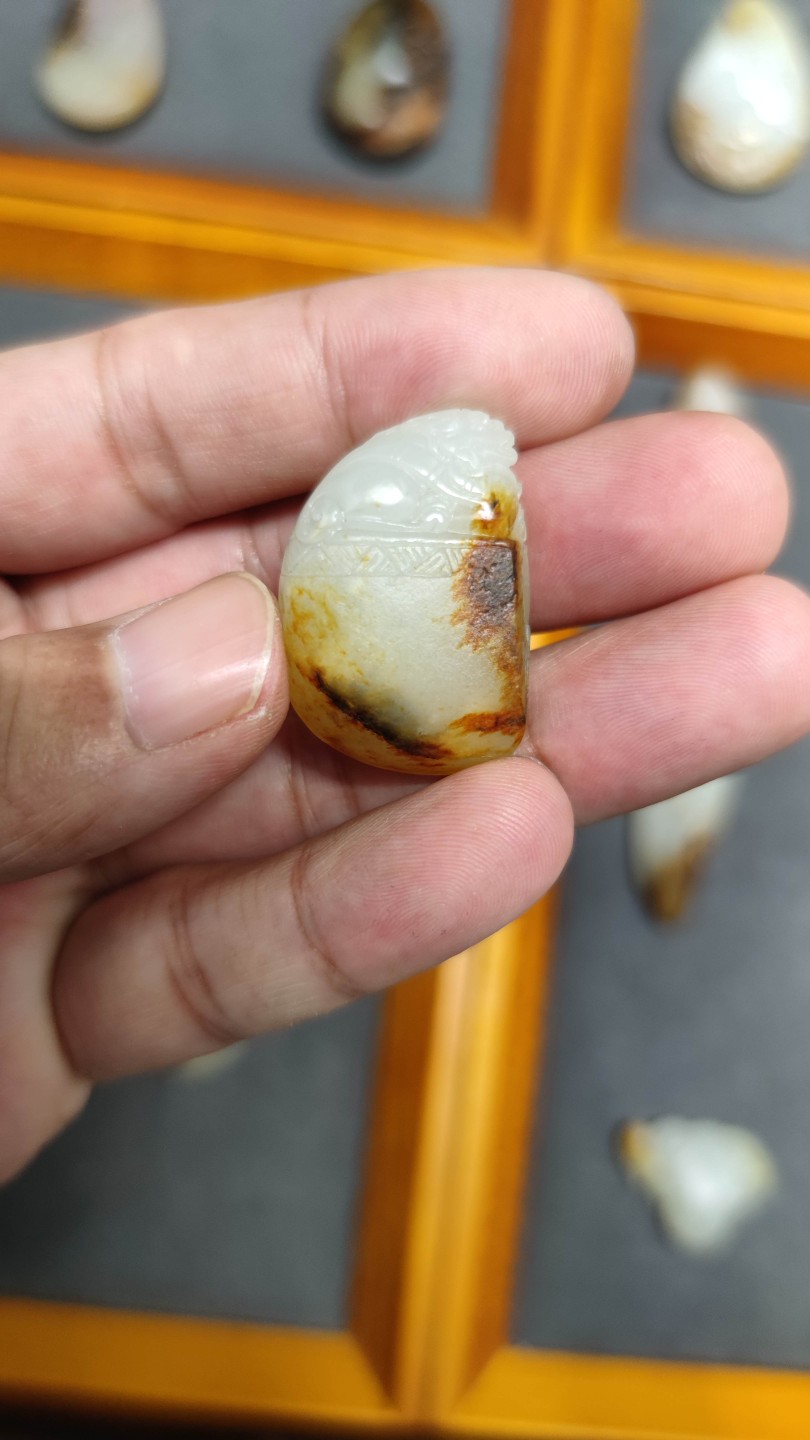 一级半白和田籽料11.6克红皮府上有龙小挂件