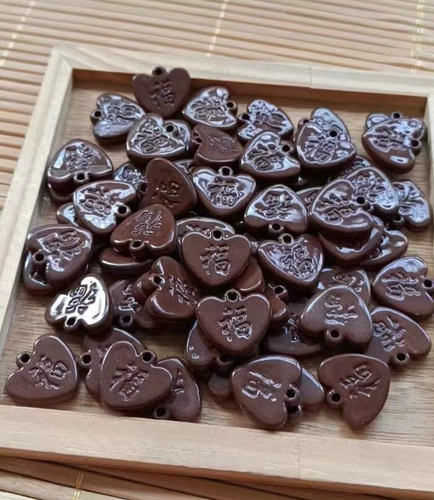 Маленькие бусины-подвески с турмалиновой глазурью «Счастливое сердце» коричневого/белого/красного цвета