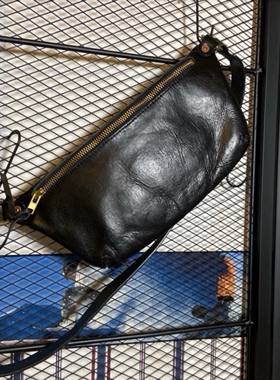 暗黑GUIDI男生机车复古胸包休闲斜肩背包真皮质感单肩斜挎包手工