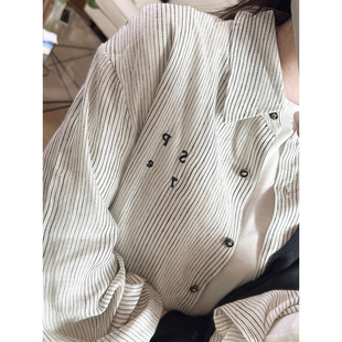 颓废家冷淡风低饱和度慵懒气质浅灰系条纹刺绣logo衬衫披肩两件套