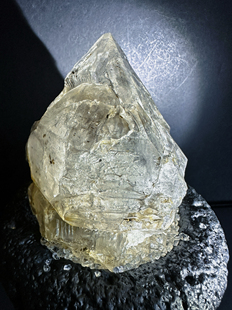 天然水晶原石矿石摆件闪灵骸骨带水胆带彩 450g 91x73x61mm