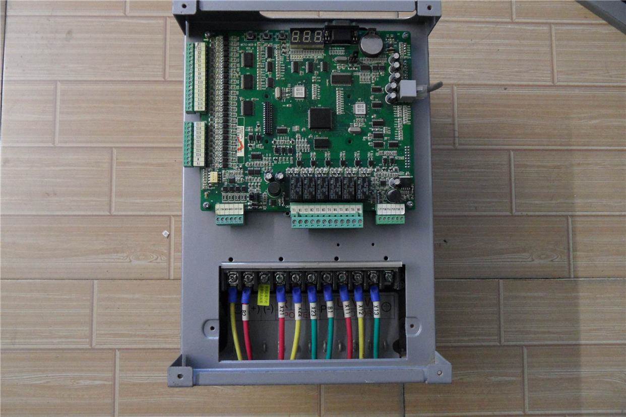 原装拆机东王电梯配件/电梯广一体化变频器N8菱20-L-4A-011 1N820