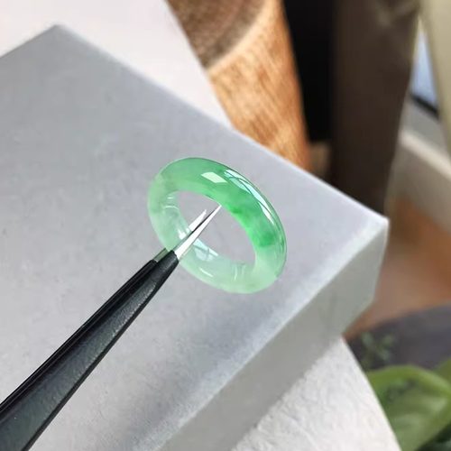 天然A货翡翠指环飘阳绿色