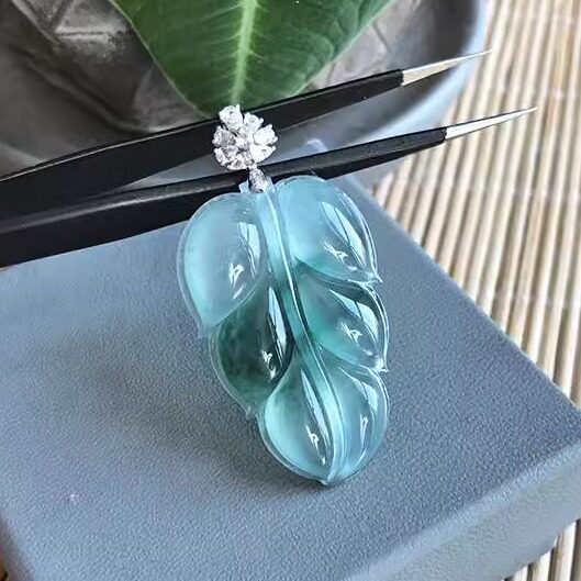 大叶子缅甸翡翠冰种飘蓝花