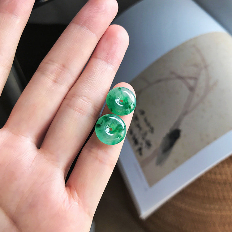 A货翡翠平安扣飘花辣绿色耳钉