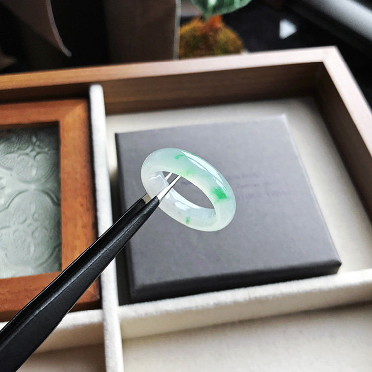 A货翡翠指环宽飘阳绿花起胶