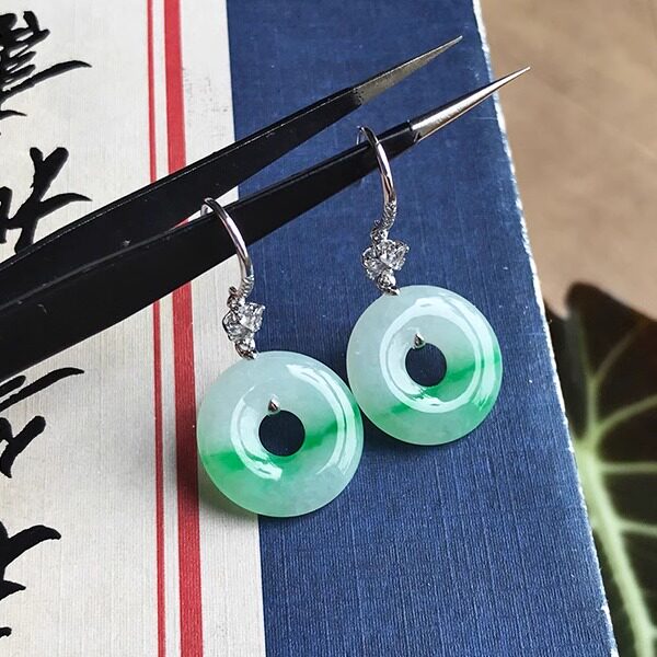 A货翡翠耳钩白底青飘阳绿