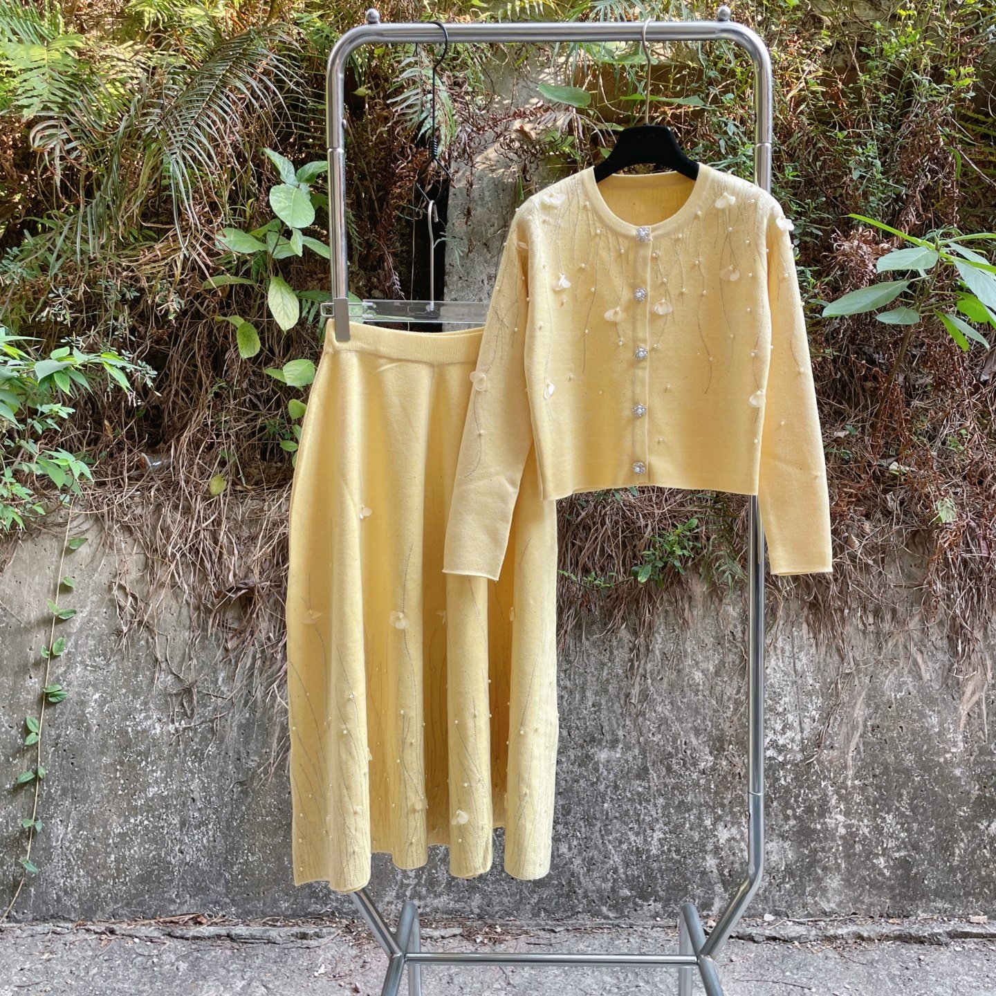 2025秋冬重工烫钻钉珠立体花瓣羊毛针织开衫大摆半身长裙两件套装,女装/女士精品,时尚套装,淘宝优惠券,粉丝福利购,淘宝优惠卷