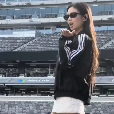 Adidas阿迪达斯Jennie同款三叶草女子梭织立领运动夹克外套GN2928