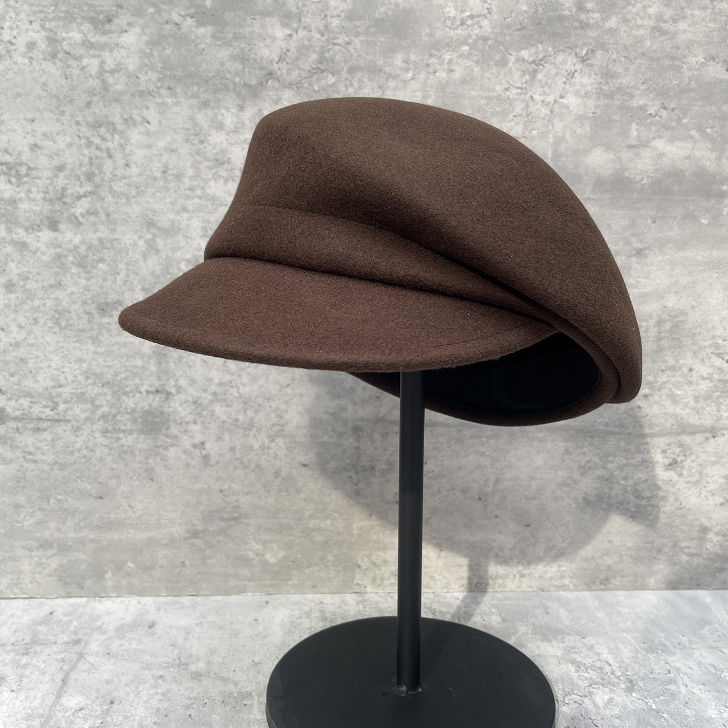 显白深咖色侧歪褶皱羊毛呢马术帽