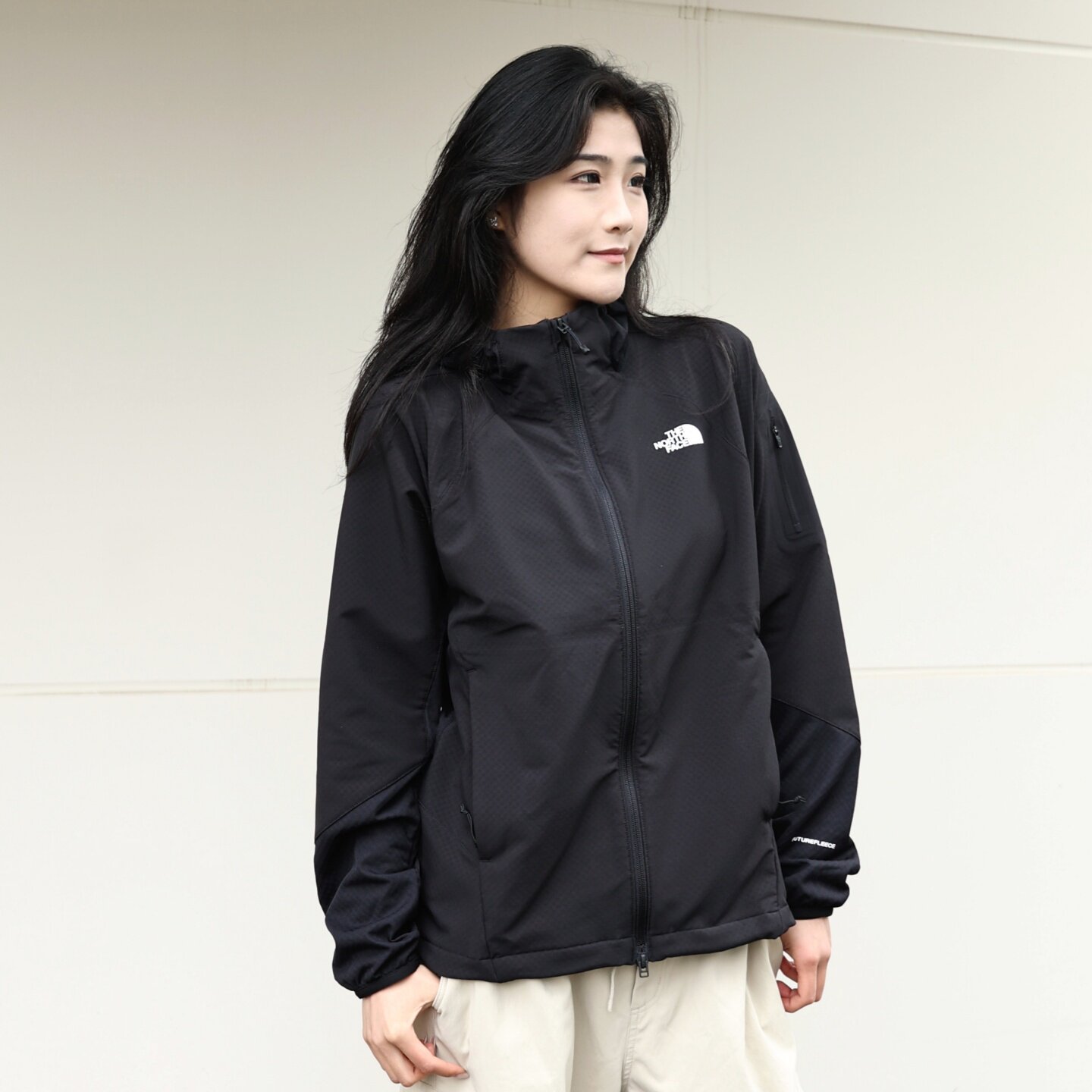 北面女款软壳连帽徒步夹克外套