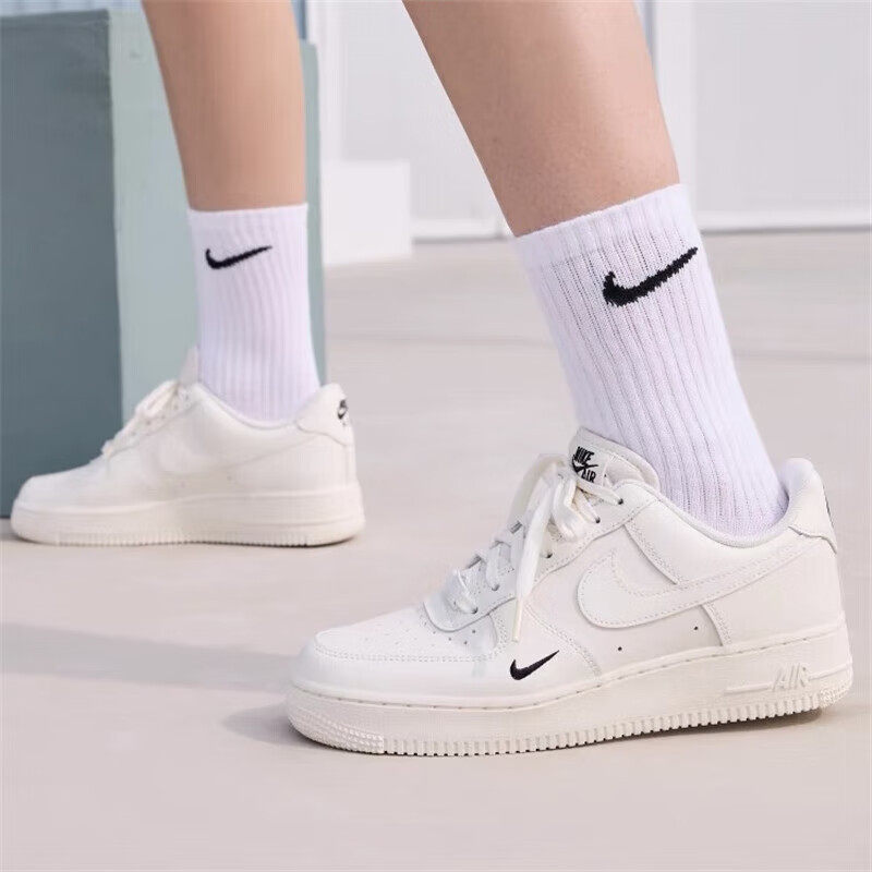 NIKE耐克 AIR FORCE 1空军一号女子平底胶底运动鞋冬板鞋 HF1058