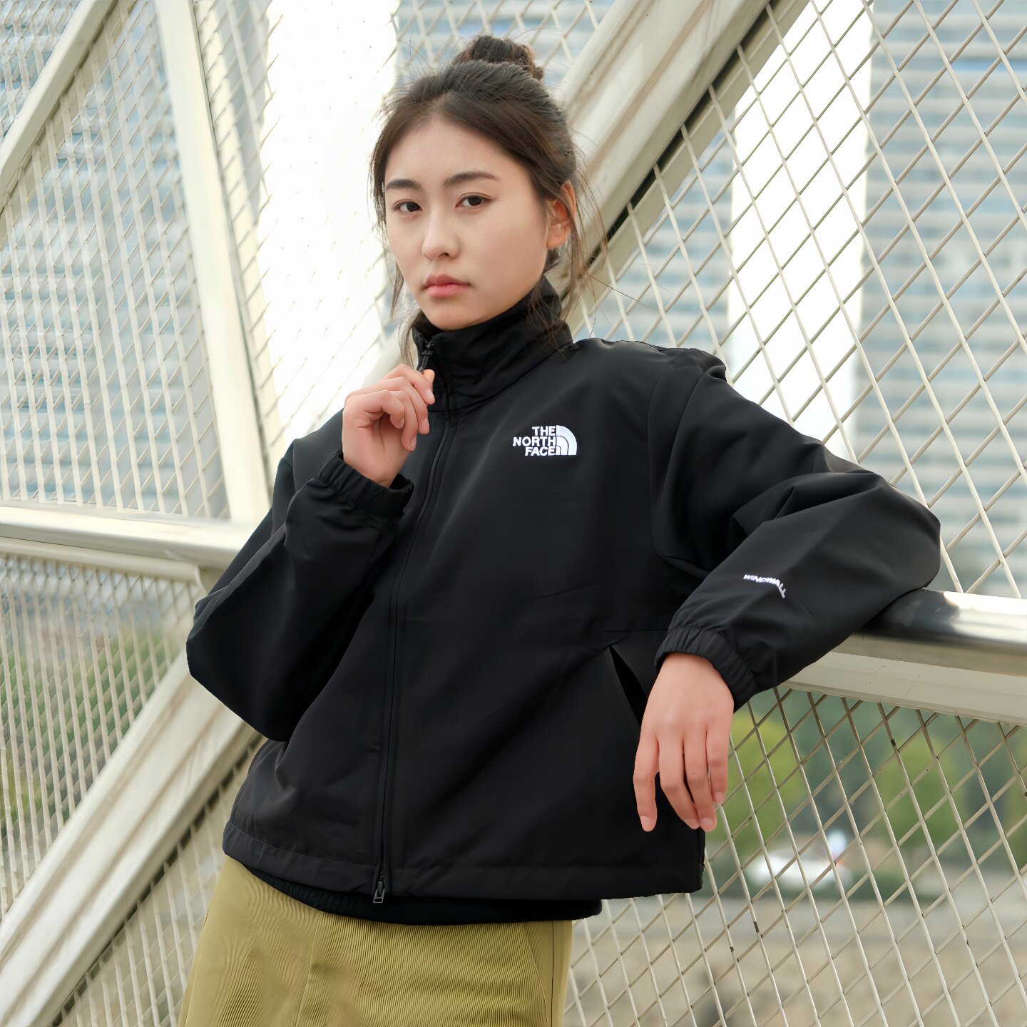 北面户外女士短款防风夹克外套