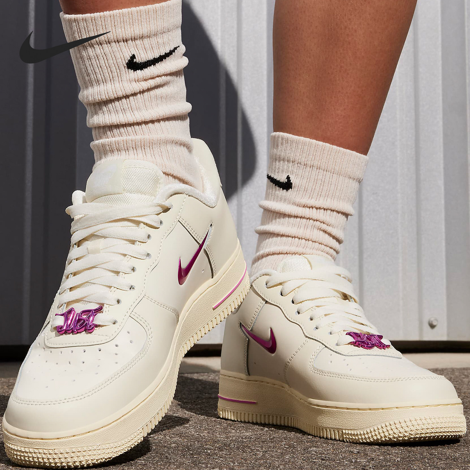 耐克AF1女低帮减震透气板鞋