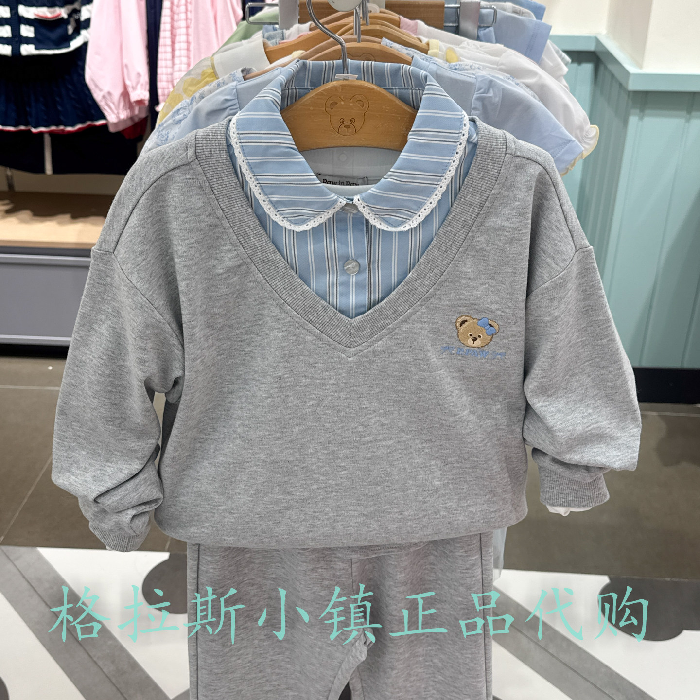 PawinPaw童装女童长袖V领休闲服