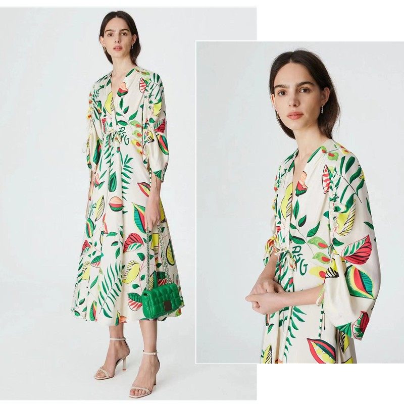 西班牙皇室pg 花园狂欢 涂鸦童趣印花v领抽绳蓬袖斜纹收腰连衣裙