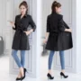 Phiên bản Hàn Quốc của quý cô khí chất đôi ngực OL mỏng manh trong phần dài của xu hướng đơn giản mùa thu và mùa đông mục vụ nước hoa nhỏ áo gió giản dị - Áo gió thể thao áo gió puma