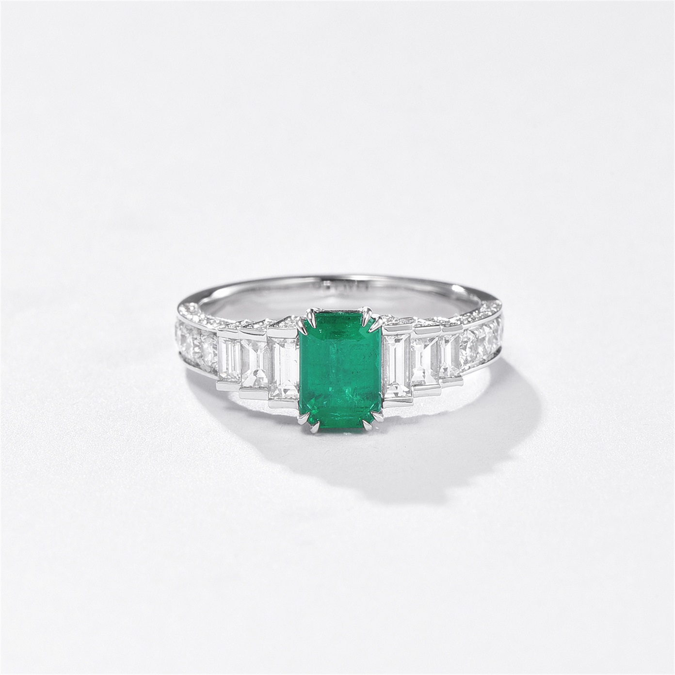 祖母绿彩色宝石异形国际证书