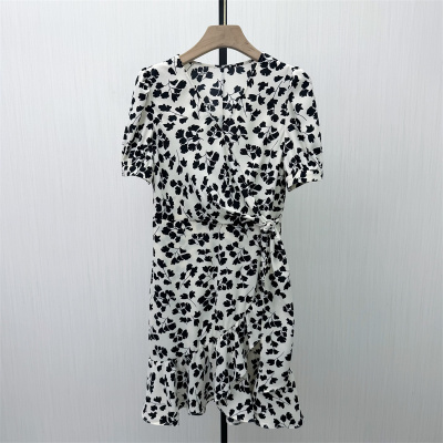 迪●2026夏季新品 法式碎花v领连衣裙女气质显瘦小清新茶歇裙1351
