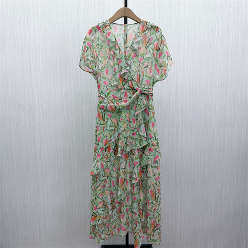 伊●2026夏季新品 碎花v领连衣裙女气质小清新别致雪纺茶歇裙3557