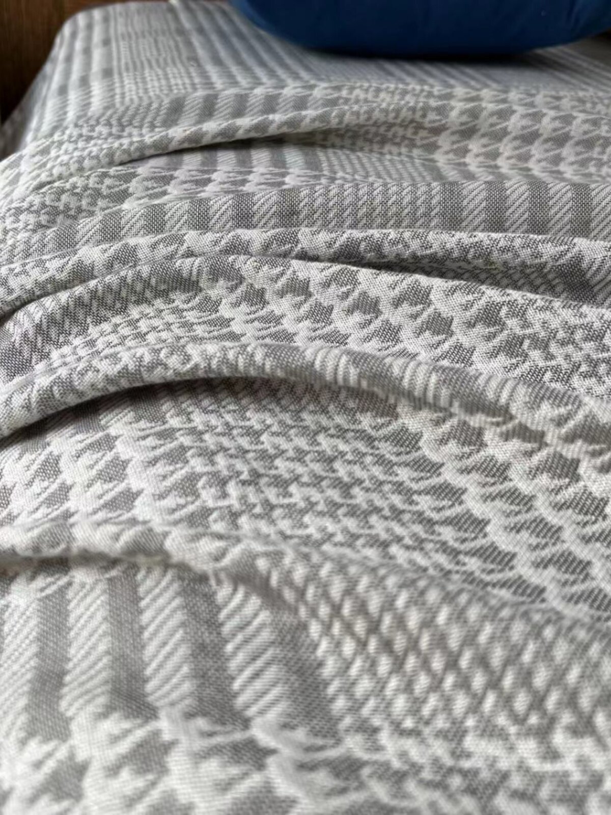 LIU DAJIE의 제조업체인 WEIXIA는 고아 제품을 저가 가공하며 차가운 담요 담요 싱글 및 더블 담요로 펴서 덮을 수 있습니다