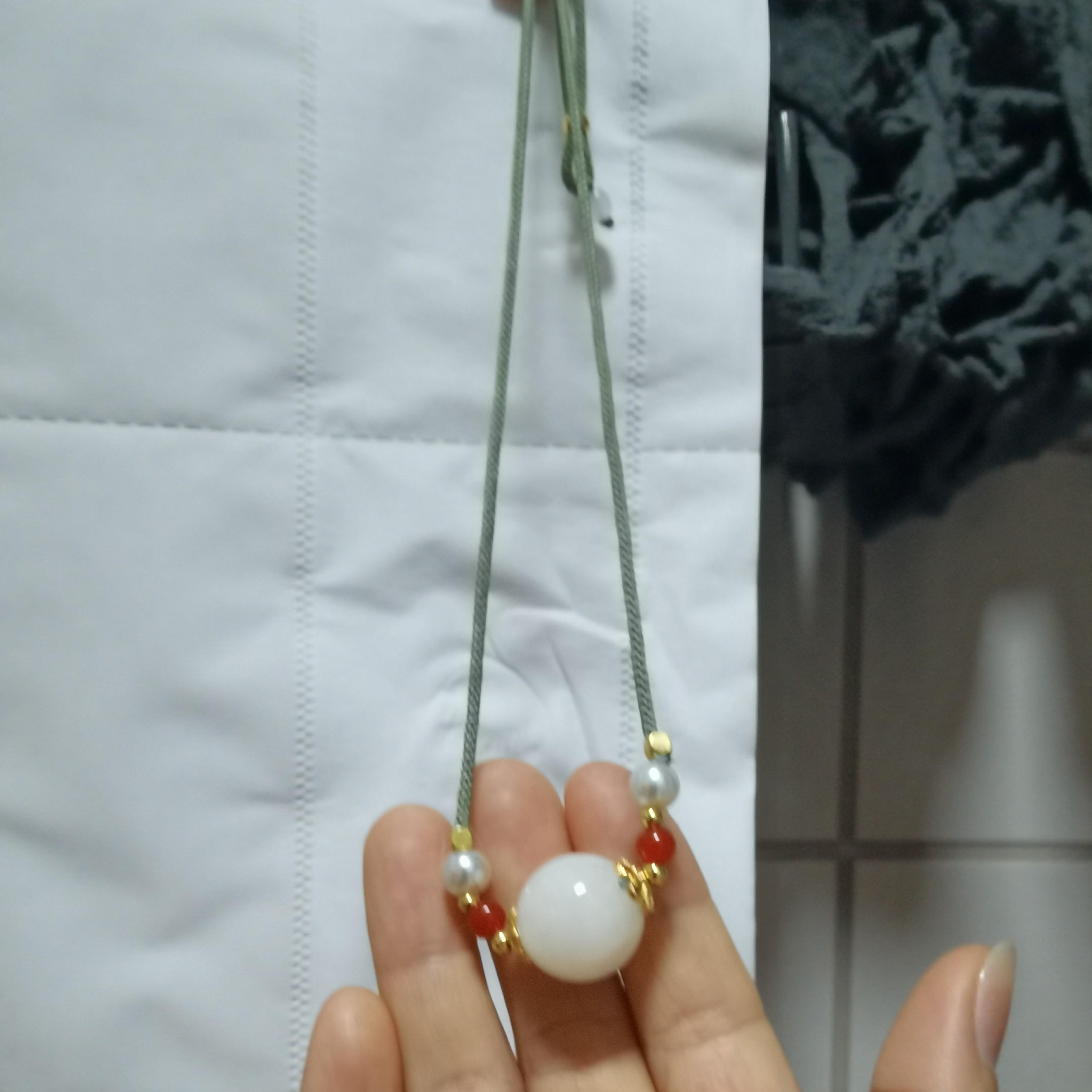 天然和田玉碧玉白玉转运珠吊坠女款少黑点碧玉锁骨钛金链