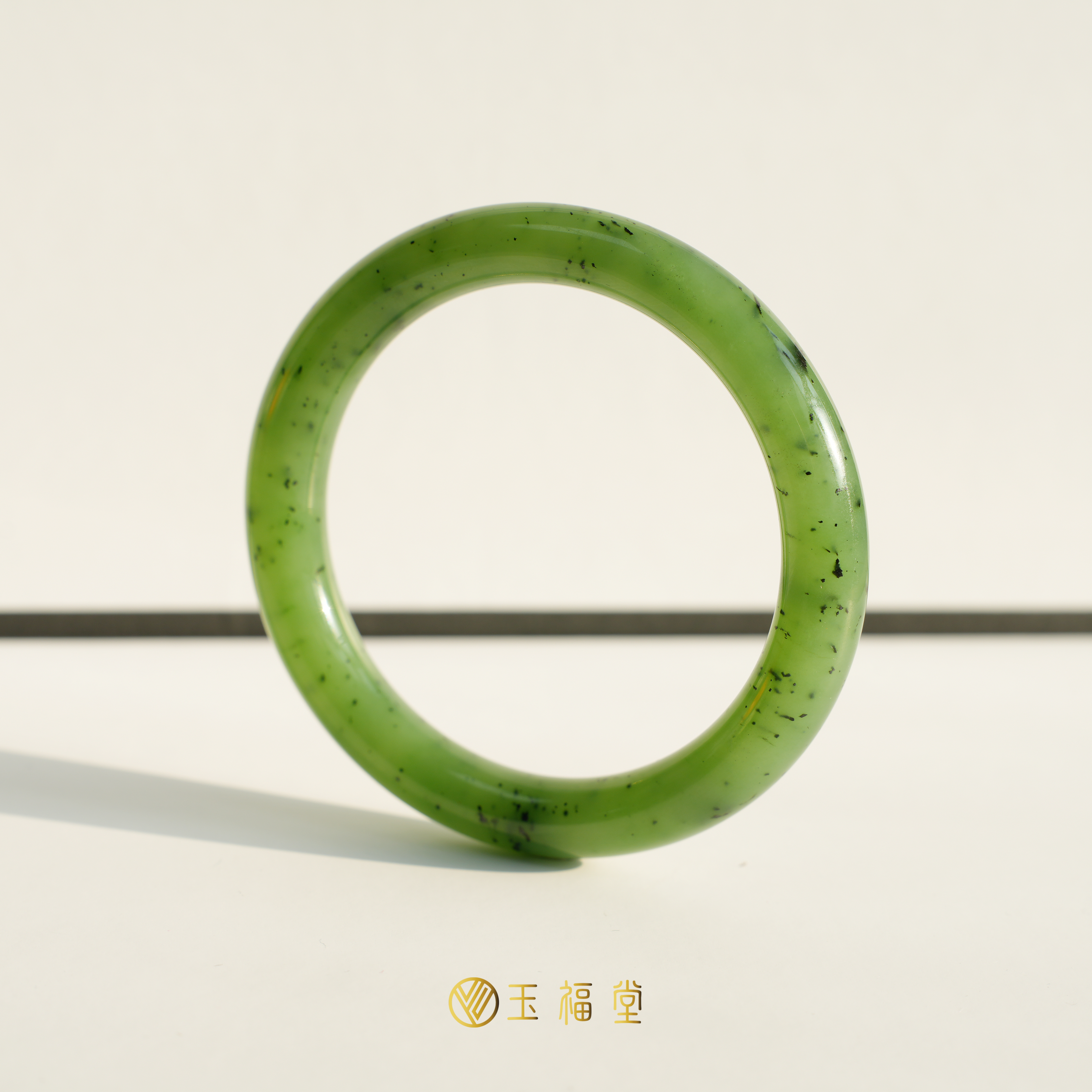 玉福堂 | 俄罗斯碧玉手镯 | 乌兰海苹果绿圆条玉镯 57mm和田玉镯
